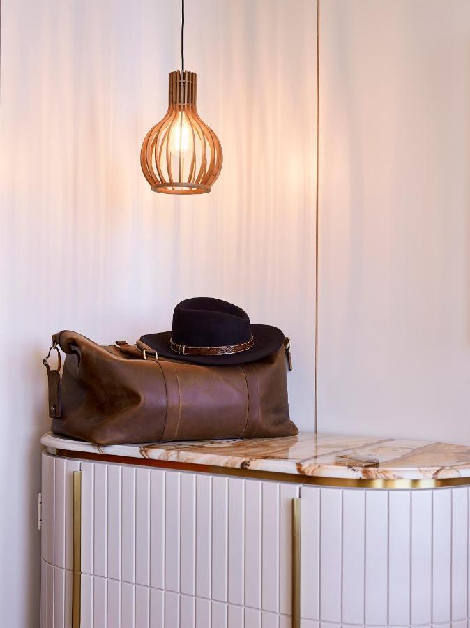 Crystalbrook Kingsley Hotell Newcastle Exteriör bild A leather duffle bag